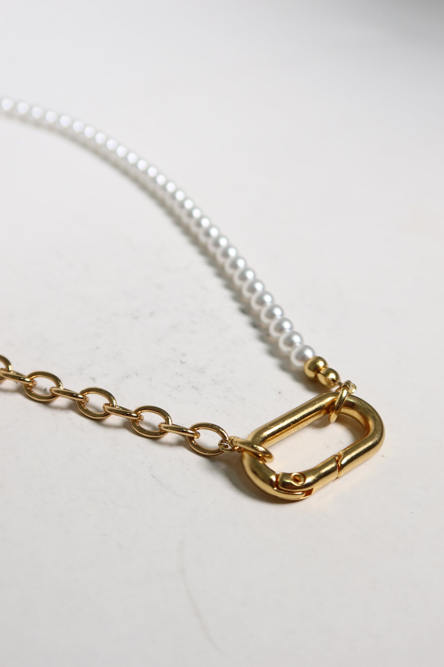 Colar Peal de Aço e Pérolas Dourado