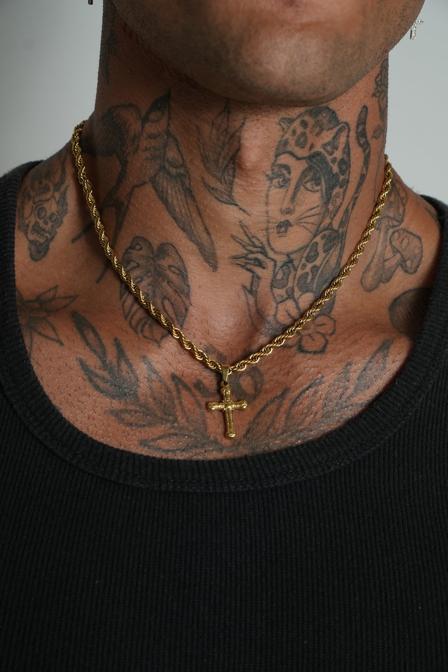 Colar Cruz Traçada Dourada