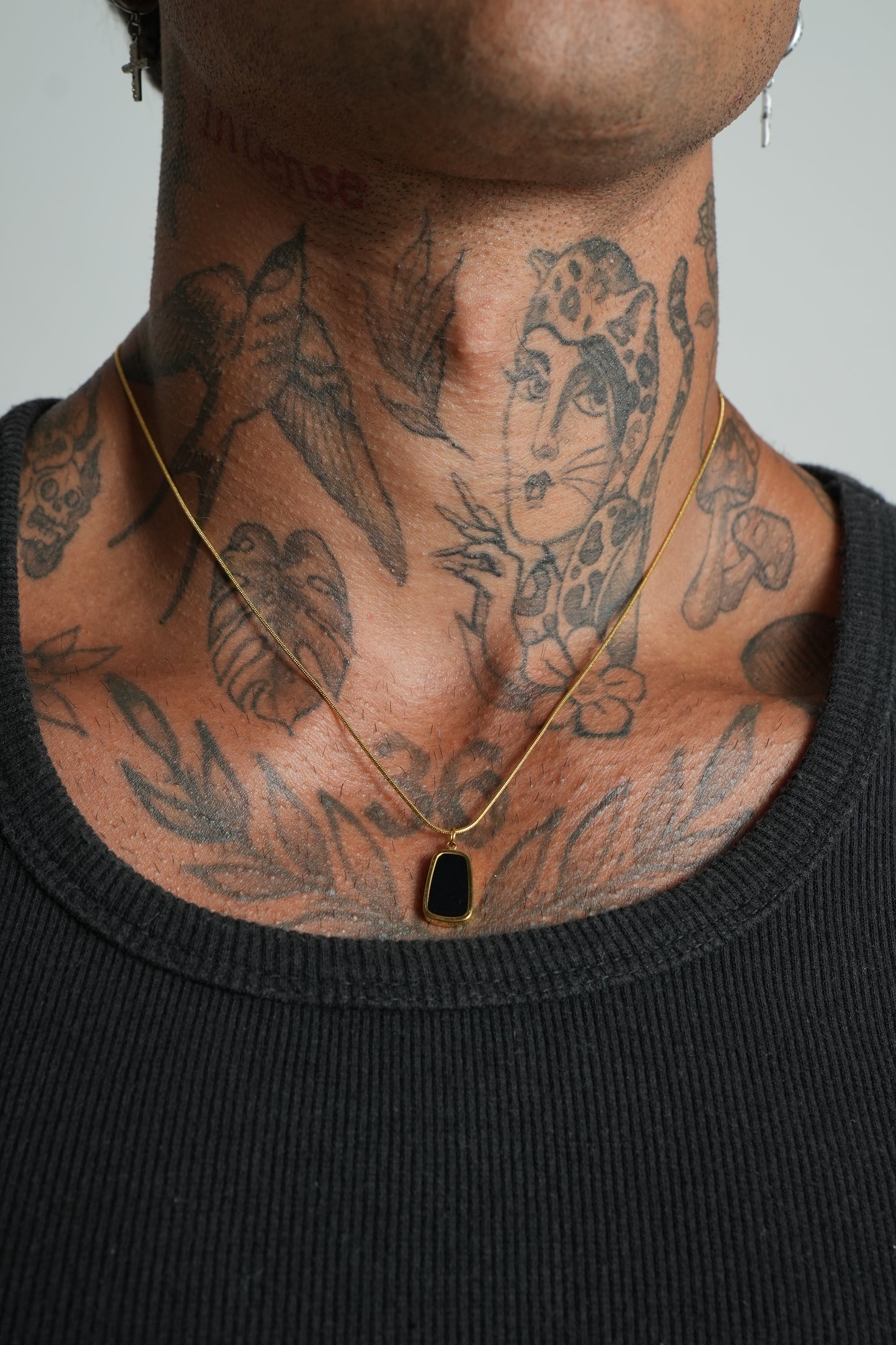 Colar Pedra Preta Dourado