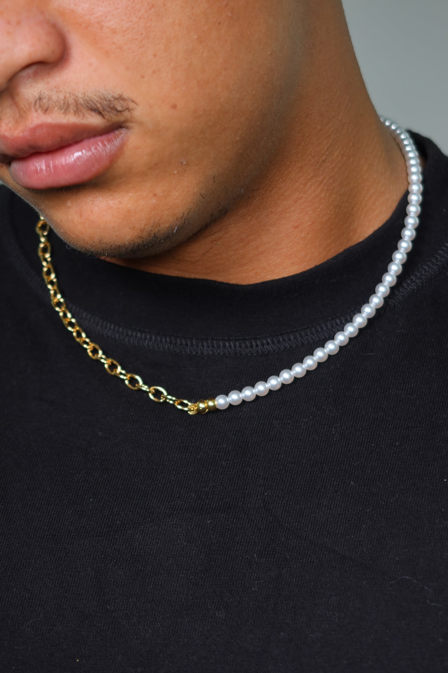 Colar Peal de Aço e Pérolas Dourado