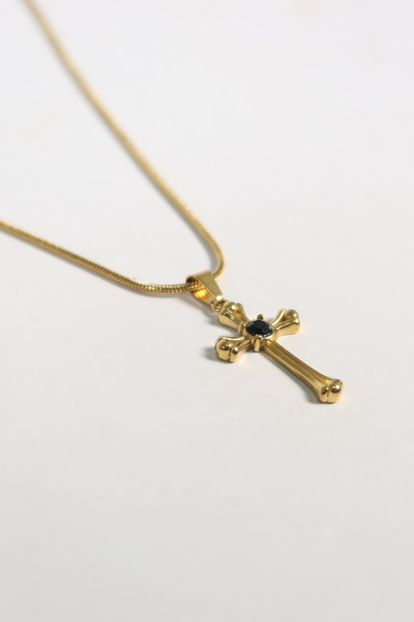 Colar Cruz Zircônia Preta de Aço Inoxidável Dourado